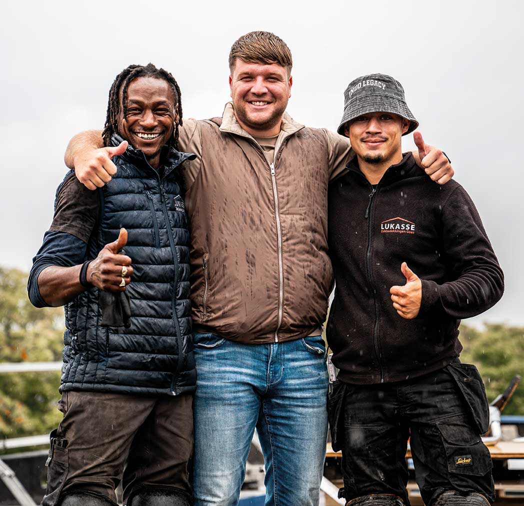 Daniël Lukasse en twee collega's van Lukasse Dakbedekking