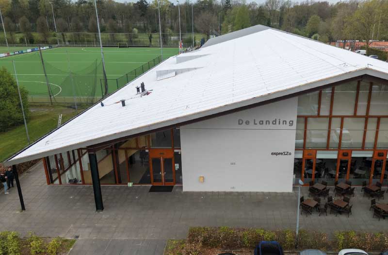 Voorkant Sporthal de landing in Son en Breugel met schuin dak