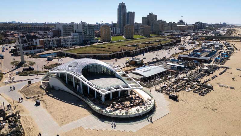 foto in vogelvlucht van Born Whitehouse gebouw in Scheveningen