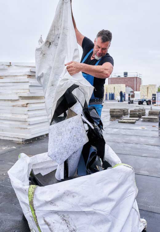 resten bitumen worden in een zak gedaan voor recycling